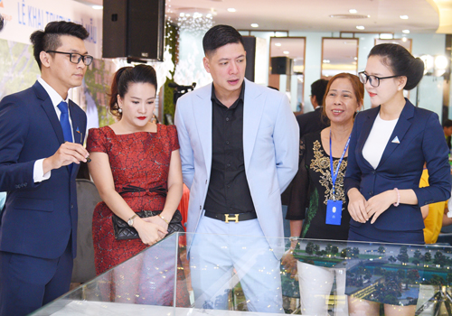 Hơn 1.000 lượt người đến tham quan nhà mẫu Gem Riverside nhân dịp khai trương, trong đó có vợ chồng nghệ sĩ doanh nhân Bình Minh - Anh Thơ.